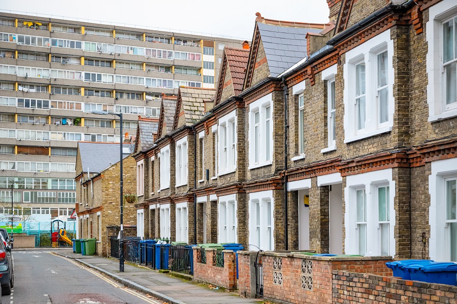 Traditional,English,Terraced,Houses,With,Huge,Council,Block,Aylesbury,Estate
